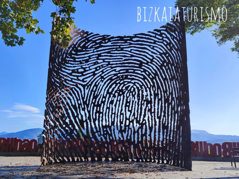 La Huella, escultura que se encuentra junto al Mirador de Artxanda