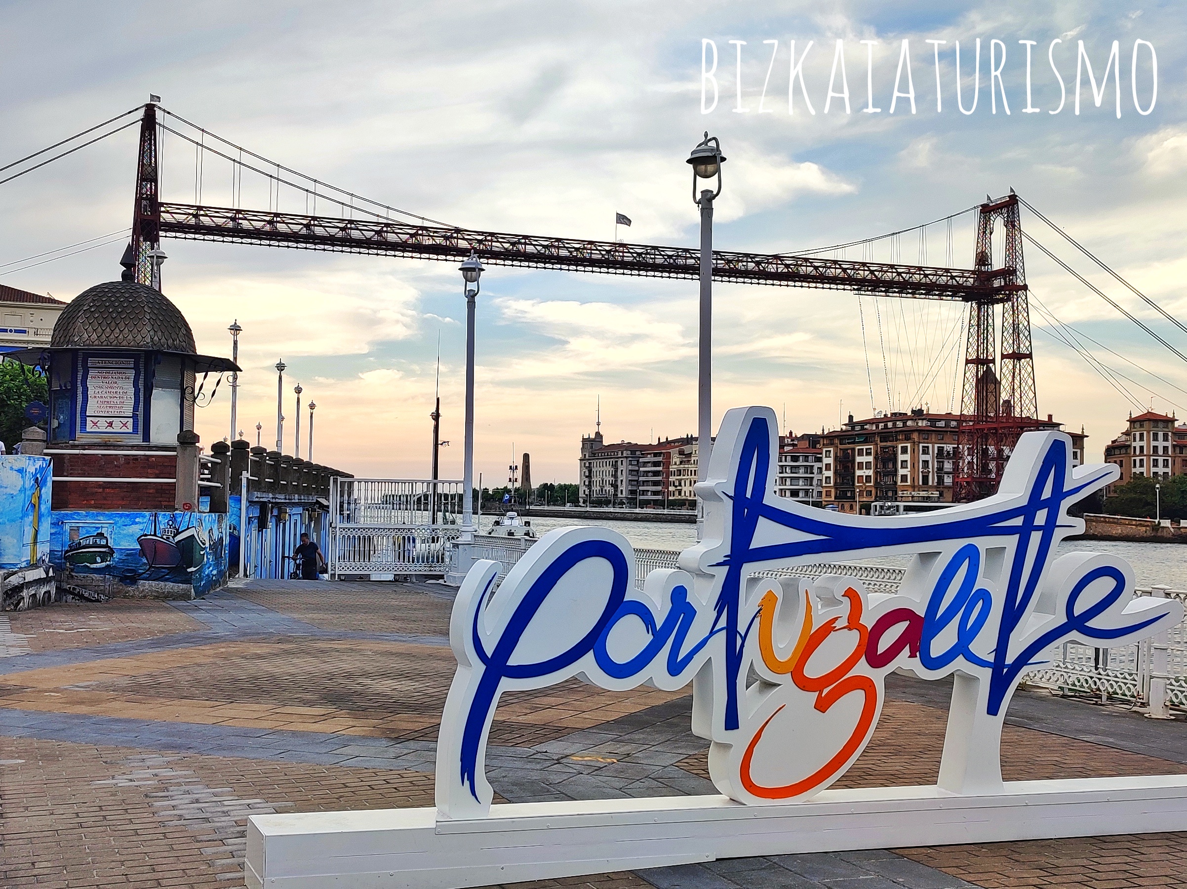 Al fondo el Puente Colgante y en primer plano las letras de Portugalete