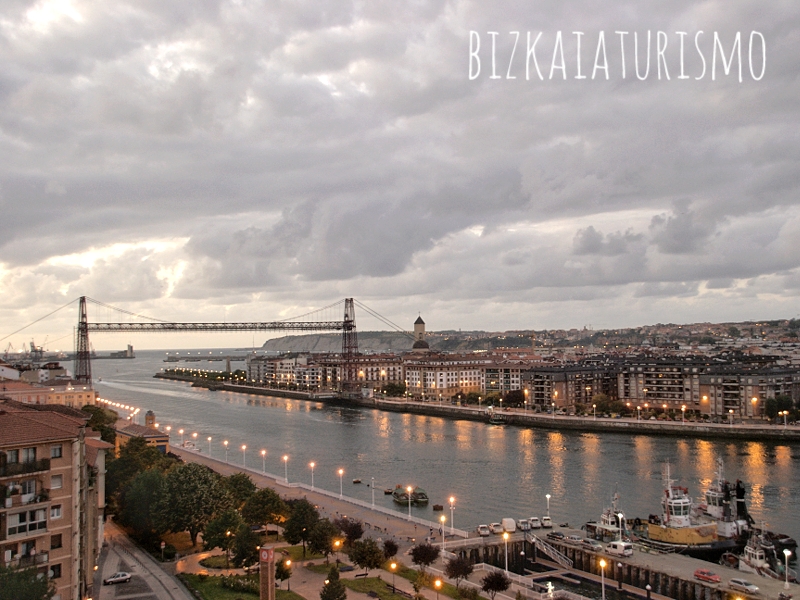 Puente Colgante de Portugalete, vista de la panorámica en una tarde nublada