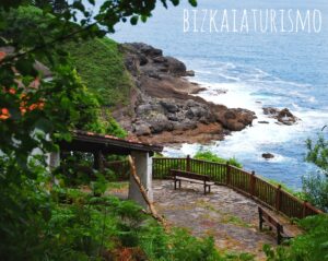 Mirador situado en la Atalaya de Ea, parte de una de las rutas por la localidad