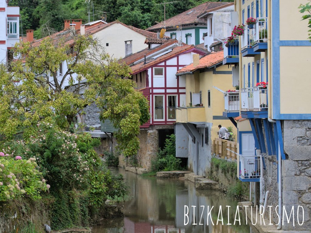 Casas junto a la ría de Ea, en Bizkaia