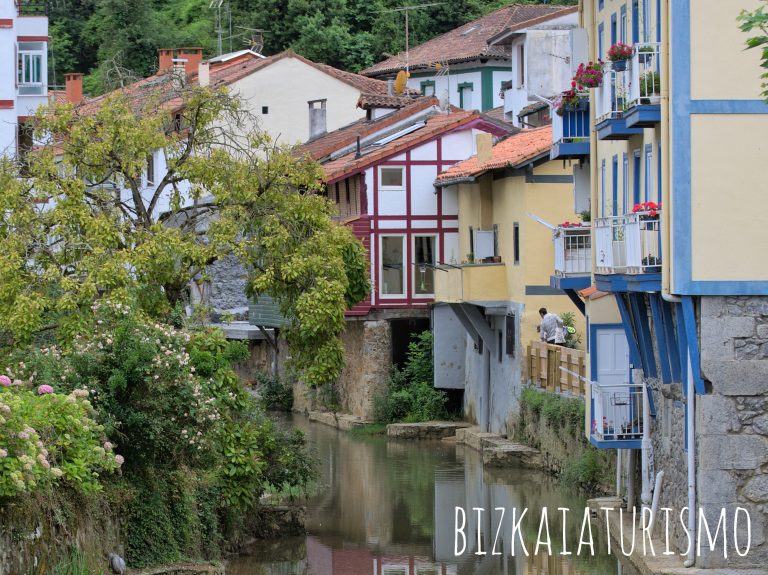 Casas junto a la ría de Ea, en Bizkaia