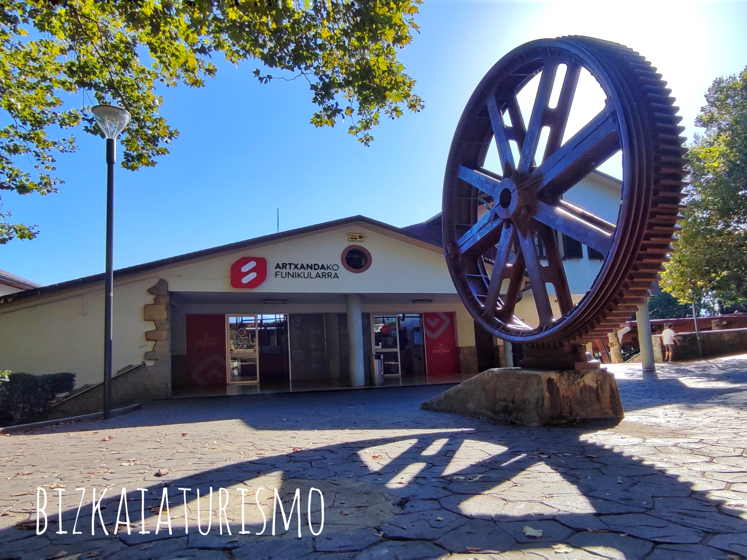 Edificio del funicular de Artxanda, junto con la rueda que formó parte del engranaje
