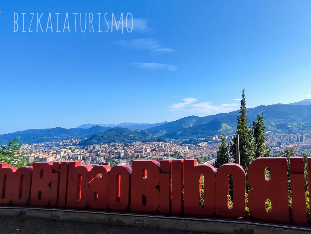 Mirador de Artxanda con las letras Bilbao Bilbo