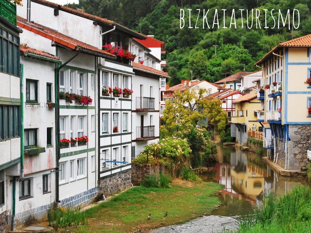 Casitas junto a la ría de Ea en Bizkaia