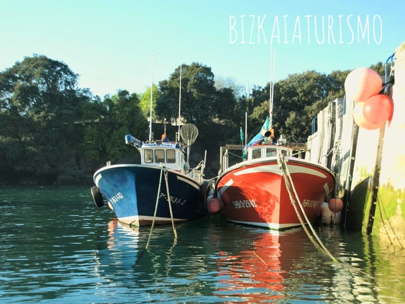 2 barcos en el puerto de Mundaka