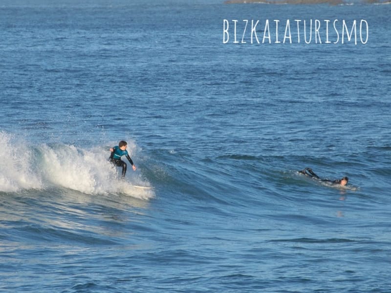 Surfista en la ola de izquierdas de Mundaka
