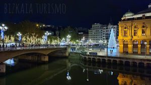 Vista del Arriaga, con el árbol de Navidad y el bosque dorado a la izquierda