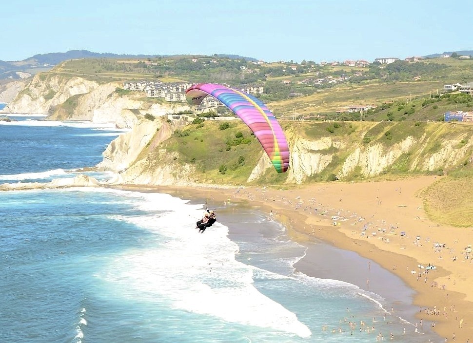 Parapente sobrevolando el acantilado junto a la playa de Sopelana