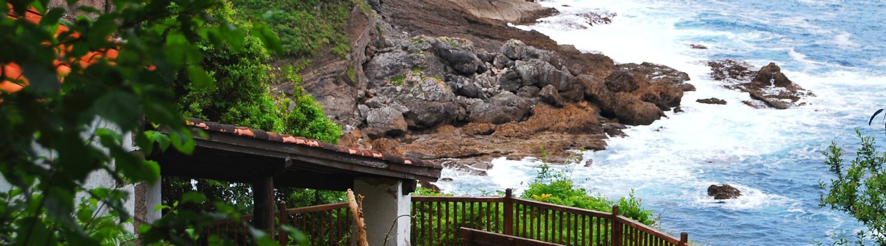Mirador situado en la Atalaya de Ea, parte de una de las rutas por la localidad
